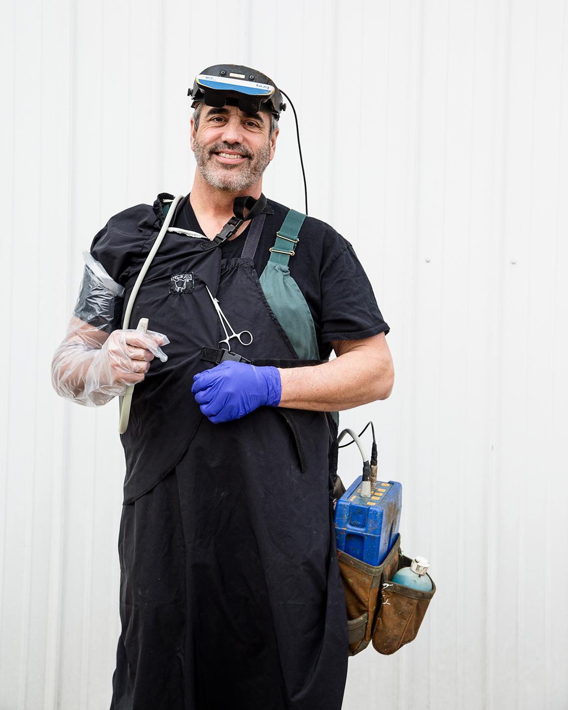 agriculture photographer - a veterinarian visiting a Wisconsin dairy farm