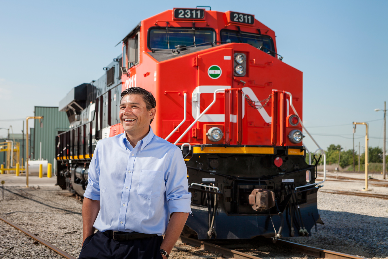 editorial photographer Midwest - Lorenzo Siminelli in front of a train engine